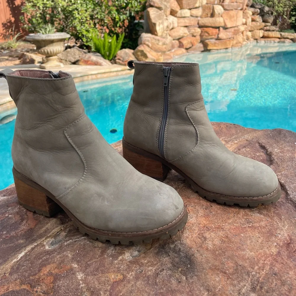 Jeffrey Campbell Faux Fur Lining Lug Soles Leather Booties in Taupe